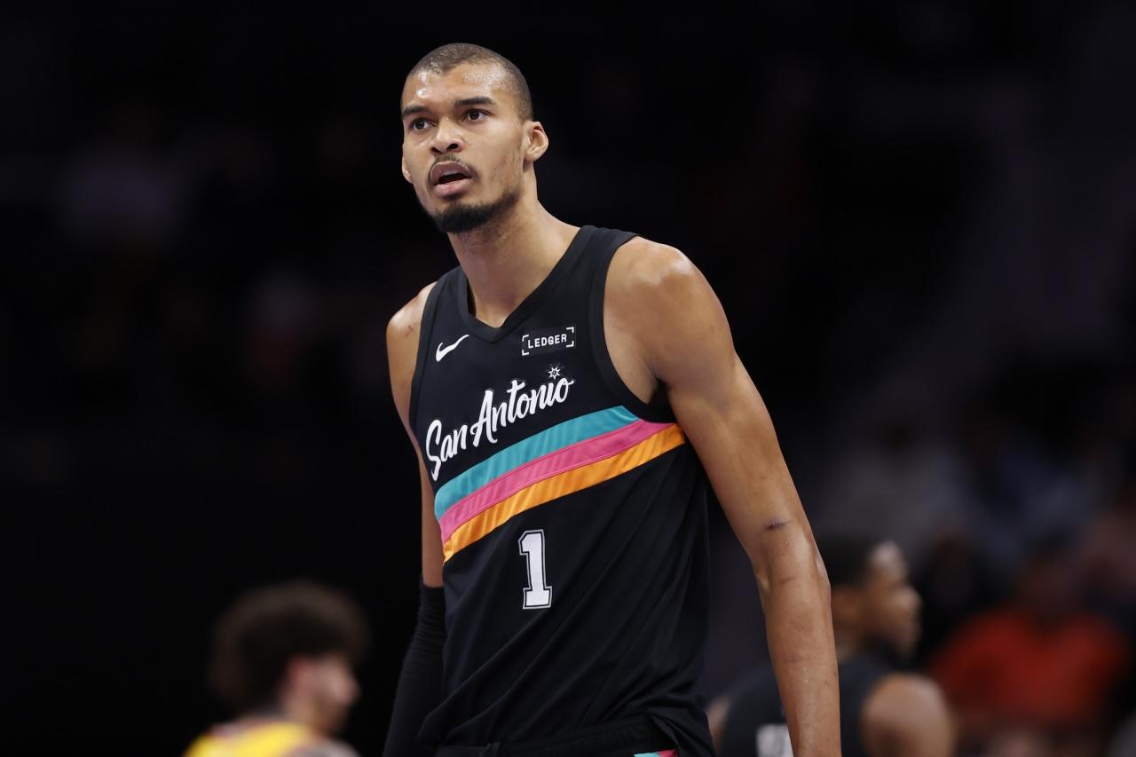 包含转折点圣安东尼奥马刺远射贴柱，CBA常规赛窗口期攻防权衡，管理层满意，球队文化再被提及的词条